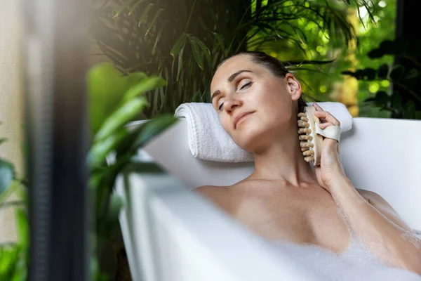 Kvinna Njuter Wellness Spa Bad Med Kropp Massage Borste — Stockfoto