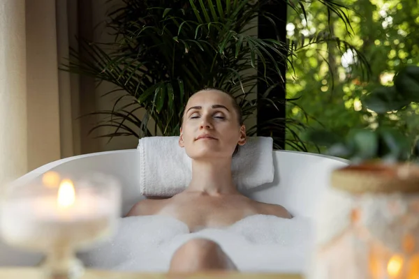 Kobieta Ciesząca Się Kąpielą Spa Pianką Świecami Zapachowymi Pielęgnacja Ciała Obraz Stockowy