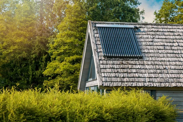 Evin Çatısında Güneş Enerjisi Isıtıcısı Var Tahliye Edilen Tüp Toplayıcısı — Stok fotoğraf