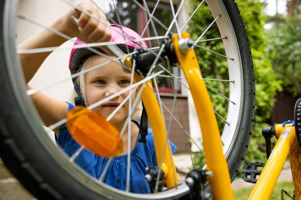 Bambina Che Ripara Ruota Della Bicicletta Con Chiave Inglese Nel — Foto Stock