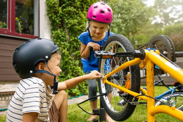 Bambini Che Fanno Manutenzione Riparazioni Della Bicicletta Nel Cortile Casa — Foto Stock