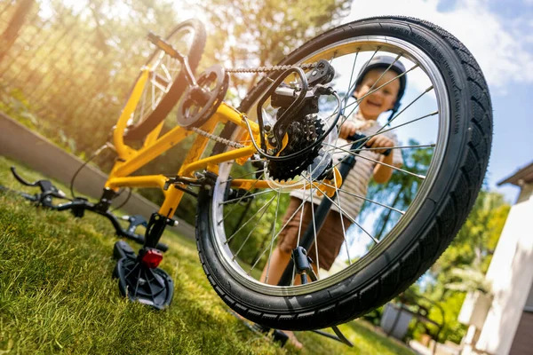 Evin Arka Bahçesinde Bisiklet Lastiği Şişiren Çocuk Motor Bakımı Telifsiz Stok Imajlar