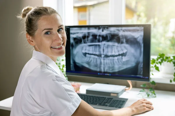 Smiling Dentist Working Dental Ray Image Computer Clinics Office Stockfoto