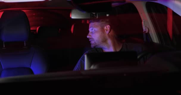 Smutny Zły Człowiek Siedzi Samochodzie Zatrzymaniu Przez Policję Drodze Nocy — Wideo stockowe
