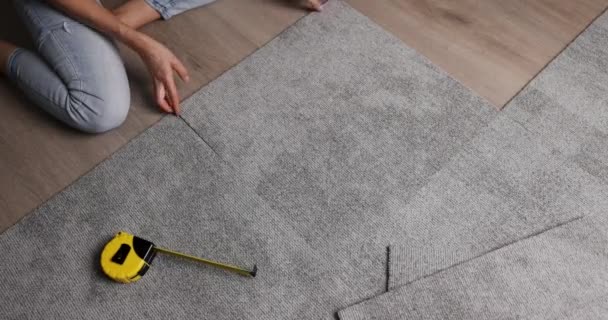Kobieta Układająca Płytki Dywanowe Podłodze Salonie Diy Poprawa Domu — Wideo stockowe