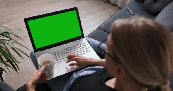 Kobieta Siedząca Kanapie Domu Przewijająca Laptopa Puste Zielone Pole Kopiowania — Wideo stockowe
