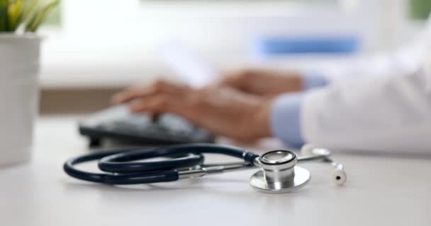 Stethoskop Auf Dem Tisch Der Klinik Praxis Arzt Arbeitet Hintergrund — Stockvideo