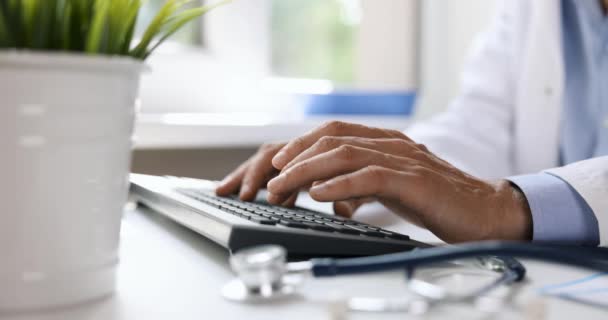 Dokter Typen Computer Toetsenbord Werk Een Kliniek Online Medische Consultatie — Stockvideo