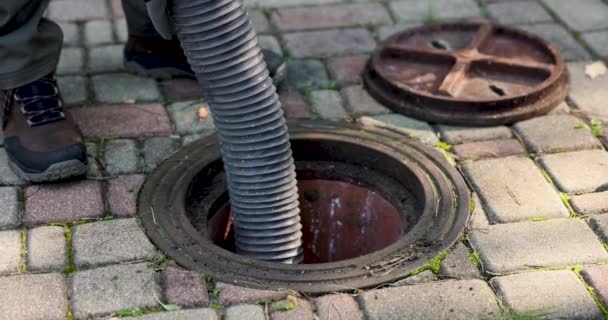 パイプを保持し 家庭用セプティックタンクをポンピングする労働者 下水洗浄サービス — ストック動画