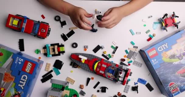 Ryga Łotwa Września 2023 Dziecko Bawiące Się Konstruktorem Klocków Lego — Wideo stockowe