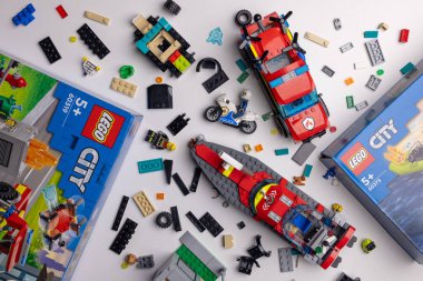 Riga, Letonya - 12 Eylül 2023: Lego şehri masaya parça ve kutu inşa ediyor
