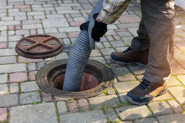 Worker Holding Pipe Pumping Out Household Septic Tank Drain Sewage — Stock Photo, Image