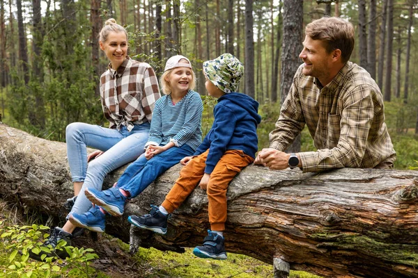 Ευτυχισμένη Οικογένεια Παιδιά Κάθονται Και Αναπαύονται Πεσμένο Δέντρο Μετά Από — Φωτογραφία Αρχείου