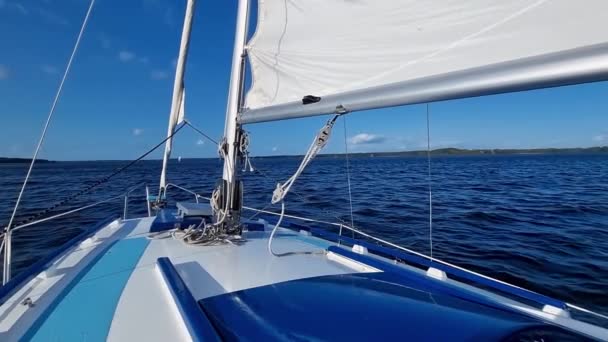 Segeljachtboot Meer Segeln Windigen Sonnigen Tagen Blick Auf Deck — Stockvideo