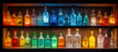 Bar raflarında arka ışıklandırmalı bulanık renkli alkol şişeleri