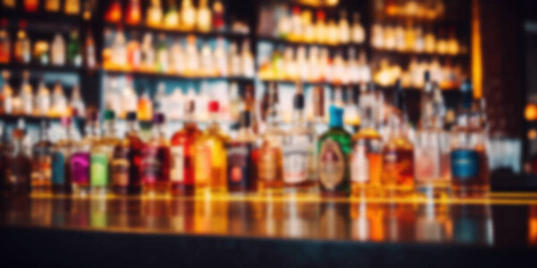 размытые бутылки с алкоголем на барной стойке и на полках на заднем плане