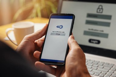 iki aşamalı kimlik doğrulama. Çevrimiçi bankacılık için kimlik doğrulaması için akıllı telefon ekranındaki doğrulama kodu. siber güvenlik teknolojisi
