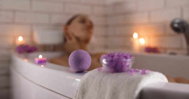 Spa Casa Mulher Relaxante Banheira Luz Vela Usando Bomba Banho — Vídeo de Stock