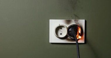 Evin kısa devre kablosuyla elektrik prizini yakmak. Evde yangın güvenliği ve güç aşırı yüklenmesi kavramı