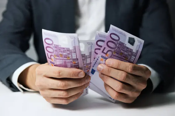 Крупный План Рук Бизнесмена Насчитывающий 500 Евро Банкнот Стоковое Изображение
