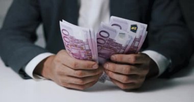 İş adamlarının 500 avroluk banknotları sayması