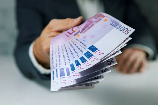 Hand Geven 500 Eurobankbiljetten Bankleningen Consumentenkrediet Het Concept Van Snelle Rechtenvrije Stockfoto's