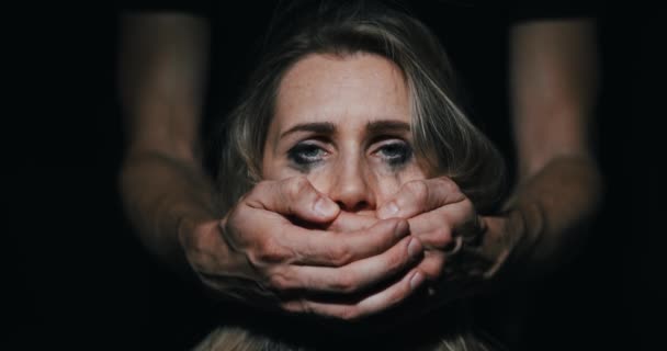 Misbrug Vold Hjemmet Voldeligt Forhold Aggressiv Mand Dækker Hjælpeløs Kvindes – Stock-video