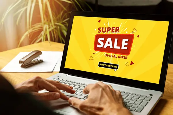 Людина Яка Використовує Ноутбук Вдома Суперпродажів Онлайн Магазинів Інтернет Маркетинг Стокове Зображення