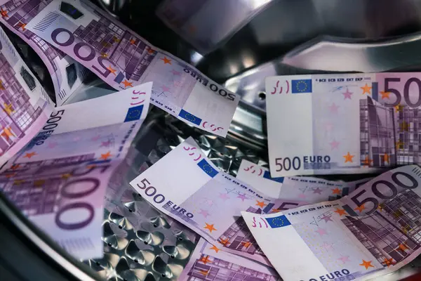 500 Euro Banknoten Der Waschmaschine Schmutzige Kriminelle Geldwäsche Und Schattenwirtschaft Stockfoto
