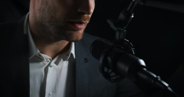 Affärs Podcast Eller Radio Intervju Inspelning Närbild Affärsman Talar Mikrofon — Stockvideo