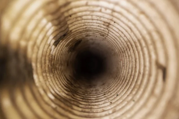 汚れた波形の排水管の内部の眺め ロイヤリティフリーのストック画像