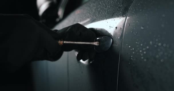 Κλέφτης Αυτοκινήτων Κατσαβίδι Σπάσει Μια Κλειδαριά Πόρτας Και Κλέψει Ένα — Αρχείο Βίντεο