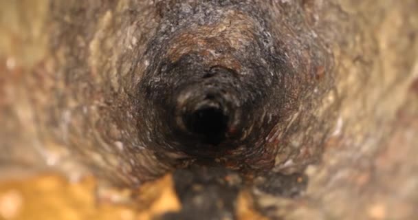 Eski Kirli Paslı Kanalizasyon Borusunun Içinde Kayıyor — Stok video
