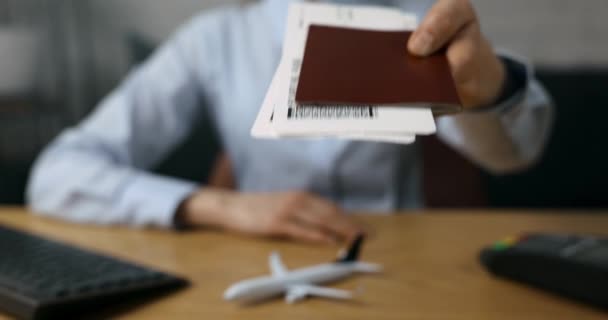 Agente Viagens Dar Bilhetes Avião Passaporte Para Cliente Escritório Agência — Vídeo de Stock