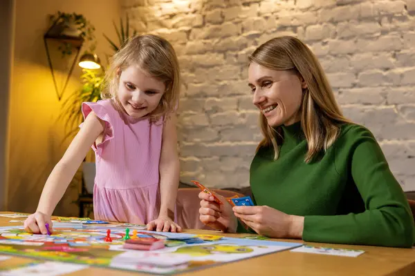 Madre Figlia Divertono Insieme Mentre Giocano Giochi Tavolo Casa Fotografia Stock