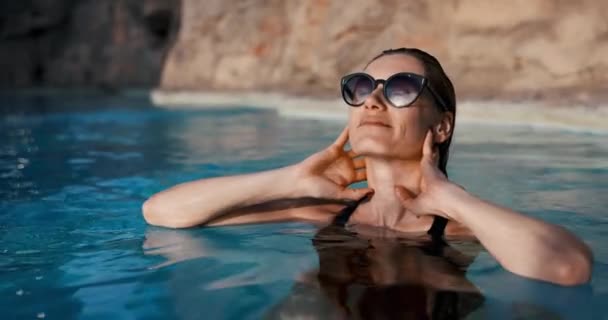 Kobieta Okularach Przeciwsłonecznych Relaksujące Opalające Się Basenie Spa Cieszyć Się — Wideo stockowe