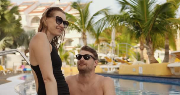 Unga Glada Par Som Har Roligt Tillsammans Med Tropiska Resort — Stockvideo