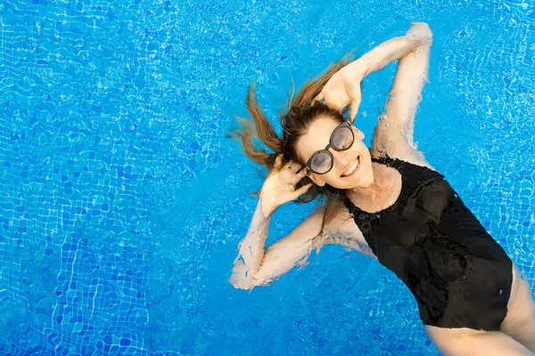 선글라스와 수영복 수영장에서 휴식을 즐기는 — 스톡 사진
