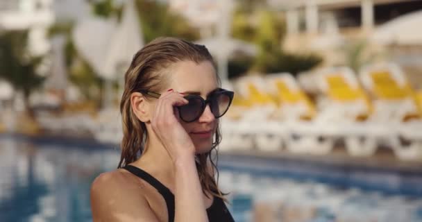 Mujer Con Pelo Mojado Gafas Sol Relajante Piscina Del Complejo — Vídeos de Stock