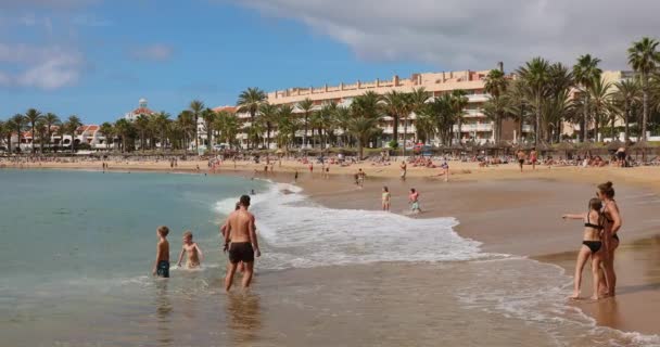 プラヤ アメリカス テネリフェ スペイン 2024年2月16日 プラヤ カミソンのビーチでリラックスして日光浴をする人々 — ストック動画