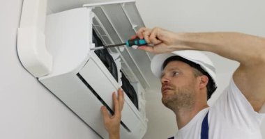 hvac hizmetleri - teknisyen evdeki duvara klima kuruyor