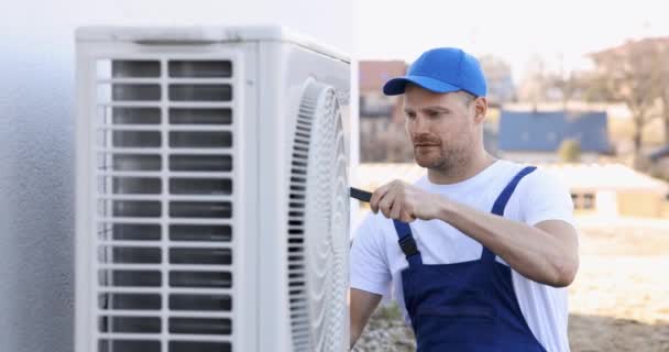 Tekniker Som Arbetar Med Luftkonditionering Eller Värmepump Utomhus Enhet Hvac — Stockvideo