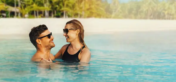 Glückliches Verliebtes Paar Beim Schwimmen Meer Tropischen Weißen Sandstrand Romantischer lizenzfreie Stockfotos