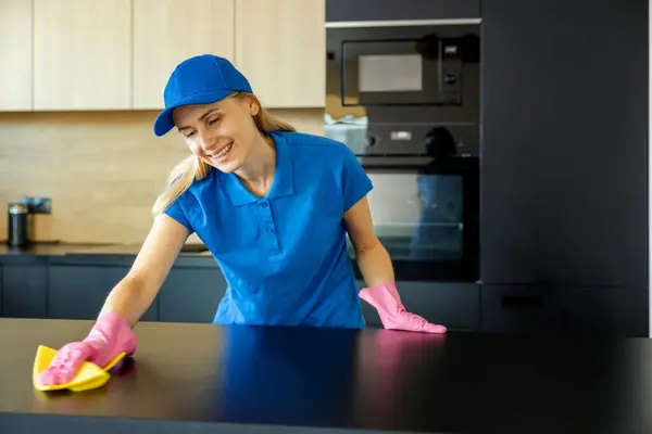 Χαμογελαστός Υπάλληλος Καθαριότητας Που Εργάζεται Στην Οικιακή Κουζίνα Εικόνα Αρχείου