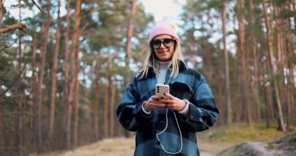 Mujer Feliz Disfrutando Naturaleza Del Bosque Mientras Camina Escucha Música — Vídeos de Stock