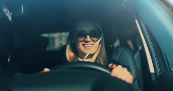 Glad Attraktiv Ung Kvinna Sitter Nya Bilförare Säte Och Redo — Stockvideo