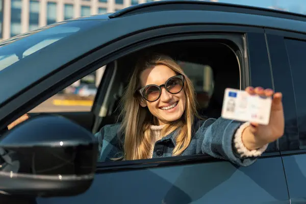 Χαμογελαστή Νεαρή Γυναίκα Δείχνει Νέα Άδεια Οδήγησης Της Έξω Από Εικόνα Αρχείου