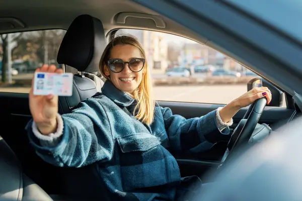 Mulher Mostrando Sua Nova Carteira Motorista Enquanto Está Sentado Carro Fotografias De Stock Royalty-Free