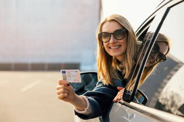 Šťastná Mladá Žena Ukazuje Svůj Nový Řidičský Průkaz Okna Auta Stock Obrázky