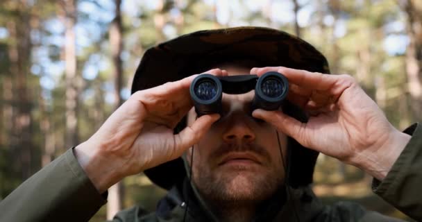 Άνθρωπος Που Κοιτάζει Μέσα Από Κυάλια Στο Δάσος Παρακολούθηση Πάρκου — Αρχείο Βίντεο